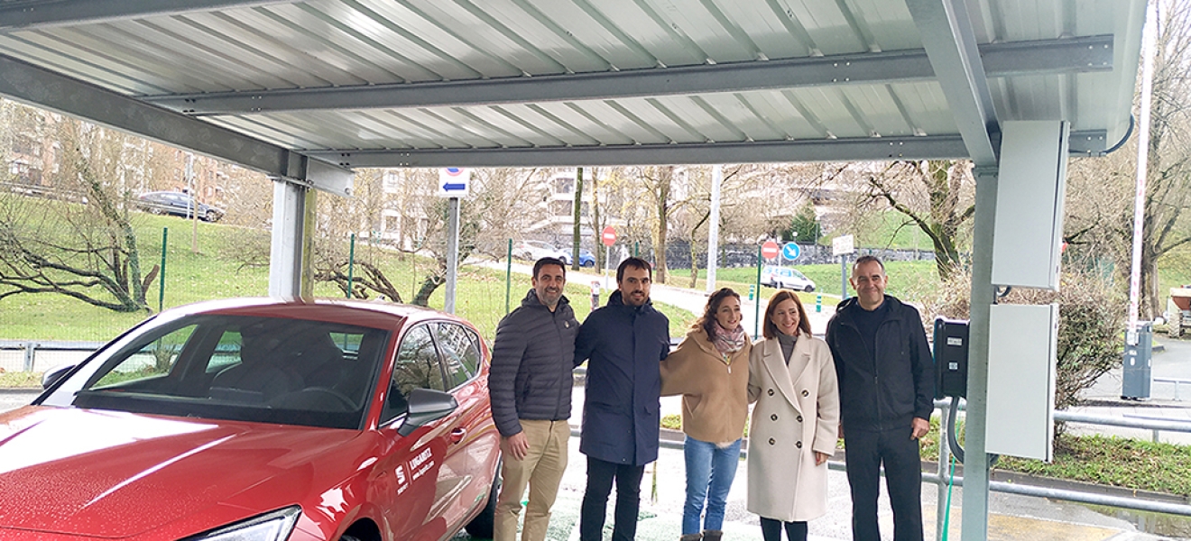 Inergetika y el Instituto Plaiaundi inauguran una estación de carga solar para vehículos eléctricos